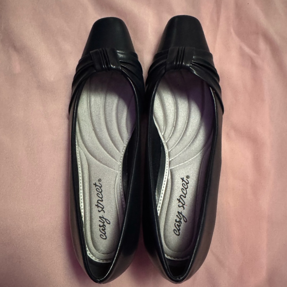 Easy Street Women's Black Loafers